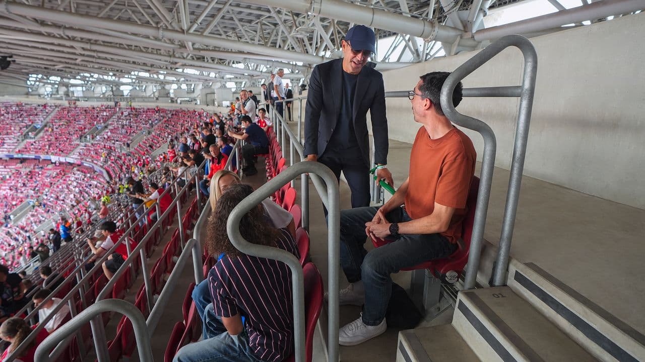  Xavi surprises fan at Champions League final with extraordinary Heineken competition 